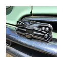 Gürtelschnalle aus 925 Silber mit klassischer Auto-Front, Detailaufnahme auf Chromstoßstange.