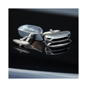 Paar 925-Silber-Manschettenknöpfe mit moderner Auto-Grill-Form auf schwarzem Lack, Nahaufnahme.