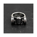 Massiver 925-Silber-Ring im Hot-Rod-Design mit Kühlergrill und Reifen, Nahaufnahme auf Werkbank.