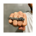 American Muscle Car Ring Set aus massivem Silber über Finger getragen