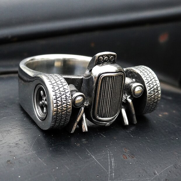 Hot Rod Ring aus 925er Silber mit detaillierter Vintage Car Front und breiten Reifen