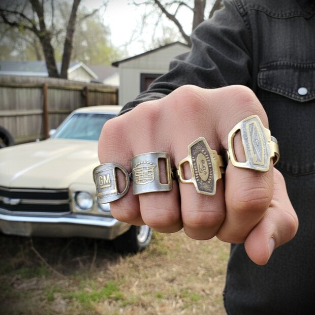 Ring aus Vintage-Autoschlüssel – Messing, verchromt mit Gebrauchsspuren Upcycling-Ring aus einem originalen Vintage-Autoschlüssel, Messing mit Patina