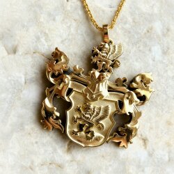3D family crest pendant in 18k yellow gold with lion, helmet crest and detailed heraldic ornaments