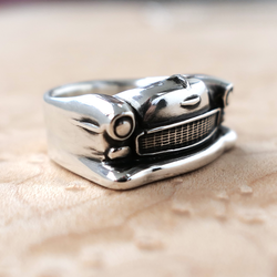 Handgefertigter Ring mit dem Design eines 1955 Chevrolet Bel Air, perfekt für Sammler und Autoliebhaber.