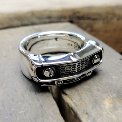 Handgefertigter Ring mit Front des Chevrolet Camaro 1969 – kraftvoller Muscle-Car-Schmuck für Fans der 60er Jahre