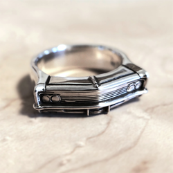 Handgefertigter Ring mit der Front eines 1966 Chevrolet Impala, ideal für Sammler und Fans klassischer Autos.