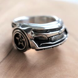 Handgefertigter Ring im Design des Chevrolet Camaro Bumblebee – cooler Transformers-Schmuck für Auto- und Filmfans