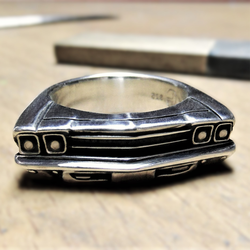 Handgemachter Ring mit der Front des Chevrolet Chevelle 1969 – Schmuck für echte Muscle-Car-Fans