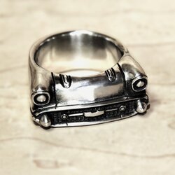Silberring mit 1957 Chevrolet Bel Air Front – handgefertigter Auto-Schmuck für Oldtimer-Liebhaber