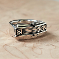 Silberner Ring mit Frontmotiv des Chevrolet Blazer 1970 – handgefertigter Schmuck im klassischen Offroad-Stil