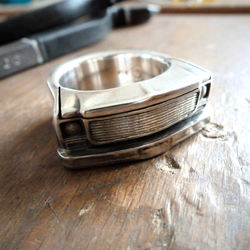 Silberring mit Frontmotiv des Chevrolet C10 von 1977 – handgemachter Vintage-Schmuck für Fans klassischer Pick-ups