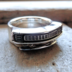 Handgefertigter Silberring mit der Front des Chevrolet Camaro 1969 – Schmuck für Muscle-Car-Liebhaber und Sammler