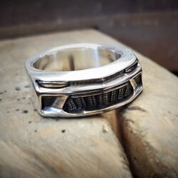 Handgefertigter Ring mit Frontmotiv des Chevrolet Camaro 2018 – moderner Auto-Schmuck für sportliche Designliebhaber