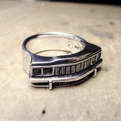 Silberring mit der Front des Chevrolet Caprice 1979 – handgefertigter Schmuck für Fans amerikanischer Klassiker