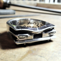 Handgefertigter Silberring mit der Front des Chevrolet El Camino 1959 – exklusiver Schmuck für US-Car-Fans und Oldtimerliebhaber