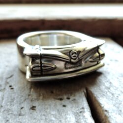 Handgefertigter Ring mit dem Heckdesign eines Chevrolet El Camino, perfekt für Fans und Sammler.