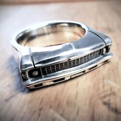 Silberner Ring mit Front des Chevrolet Nova 1969 – handgefertigter Muscle-Car-Schmuck im klassischen Stil