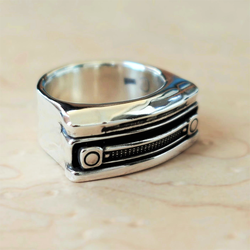Handgefertigter Ring mit dem Design eines 1966 Chevrolet C10 Pickups, ideal für Fans klassischer Fahrzeuge.