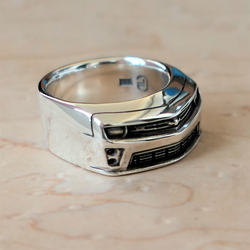 Handgemachter Ring mit Frontdesign des Camaro ZL1 – kraftvoller Performance-Schmuck aus Silber für Muscle-Car-Fans
