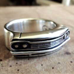  Silberner Ring mit Chevrolet Impala Motiv – technisch präziser Handwerks-Schmuck für Autoenthusiasten