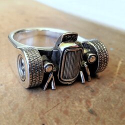 Handgefertigter Ring mit dem Design eines 1932 Ford A Deuce Coupé Hot Rod, ideal für Fans und Sammler klassischer Hot Rods.