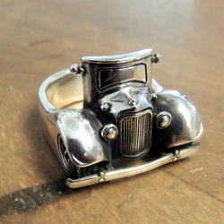 Ring mit der markanten, modifizierten Front eines Hot Rod Ford Sedan, glänzend poliert