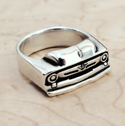 Ring mit der charakteristischen Front eines Ford F-100 Pickup Baujahr 1956, aus glänzendem Sterling Silber