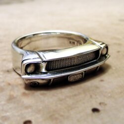 Ring mit der unverkennbaren Front eines Ford Mustang Fastback Baujahr 1968, detailliert gearbeitet