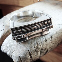 Silberner Ring zeigt die Front eines Ford Capri aus dem Jahr 1984, polierte Oberfläche, Studioaufnahme