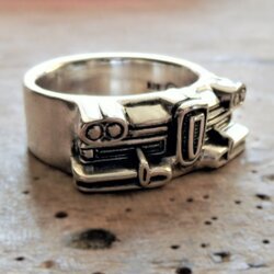 Ring mit der auffälligen Front eines Oldtimer Edsel, detailliert und glänzend
