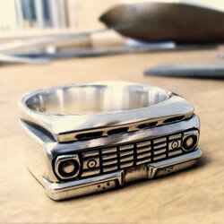 Ring mit der unverwechselbaren Front eines Ford Pick-Up Baujahr 1963, im Vintage-Stil