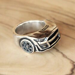 Ring mit der Front eines Ford Shelby GT500, detailgetreu und kraftvoll dargestellt