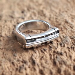 Ring aus 925 Sterling Silber, zeigt das detaillierte Heck eines Plymouth Roadrunner 1970