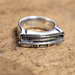 Ring aus 925er Sterling Silber mit der Front eines Plymouth Roadrunner 1970, detailliert und glänzend