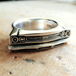 Ring aus 925er Sterling Silber mit der Front eines Plymouth Roadrunner 1968, detailreich