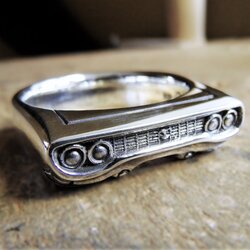Ring aus glänzendem 925er Sterling Silber mit der Front eines Plymouth Roadrunner 1971