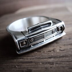 Ring aus 925er Sterling Silber mit der detailreichen Front eines Plymouth Belvedere 1966