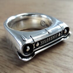 Ring aus Sterlingsilber, inspiriert von der Front eines 1964er Dodge Polara, detailreich