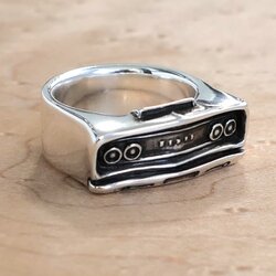 Ring aus 925er Sterling Silber mit der Front eines 1968 Dodge Coronet, detailgetreu