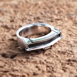 Ring aus erstklassigem Sterling Silber mit der detaillierten Front eines 1968er Dodge Charger