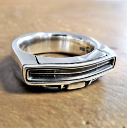 Ring aus glänzendem Sterling Silber mit der detaillierten Front eines Dodge Charger 1970