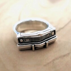 Ring aus glänzendem Echtsilber mit der Front eines 1973er Dodge Dart Swinger, detailliert