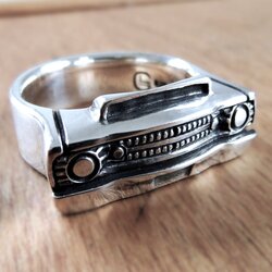 Ring aus echtem Silber, inspiriert von der Front eines Dodge Dart, detailreich