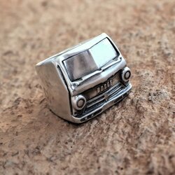 Ring aus Sterling Silber, inspiriert von der Front eines 1968er Dodge A-Serie Van/Pick-up, detailliert