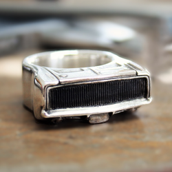 Ring aus 925er Sterling-Silber, inspiriert von der Custom-Front eines 1968er Dodge Charger, detailliert