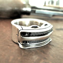 Ring aus 925er Sterlingsilber, inspiriert von der Front eines Dodge Challenger Jailbreak, detailliert