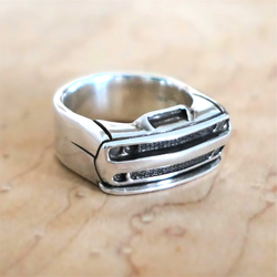 Ring aus hochglänzendem 925er Silber, inspiriert von der Front eines Dodge Challenger Hellcat Demon