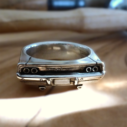 Ring aus 925er Sterlingsilber, inspiriert vom Heck eines Dodge Charger 1968, detailliert