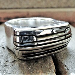 Handgemachter 925 Silberring mit Design inspiriert von Renault Klassikern – französischer Auto-Schmuck, auch in Gold möglich