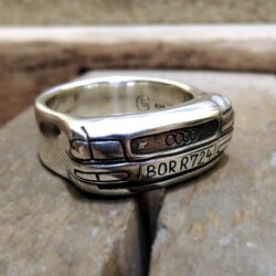 925 Silberring inspiriert von der Front des Audi 80 – handgefertigter Schmuck für Youngtimer-Enthusiasten